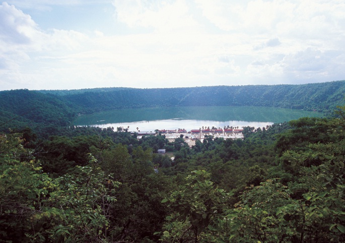 Twin Taung Lake