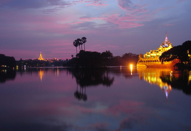 Kandawgyi Garden and Kandawgyi Lake